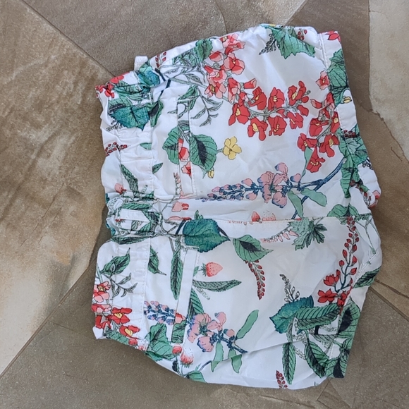 Baby Gap | size 3 floral shorts - Picture 2 of 2